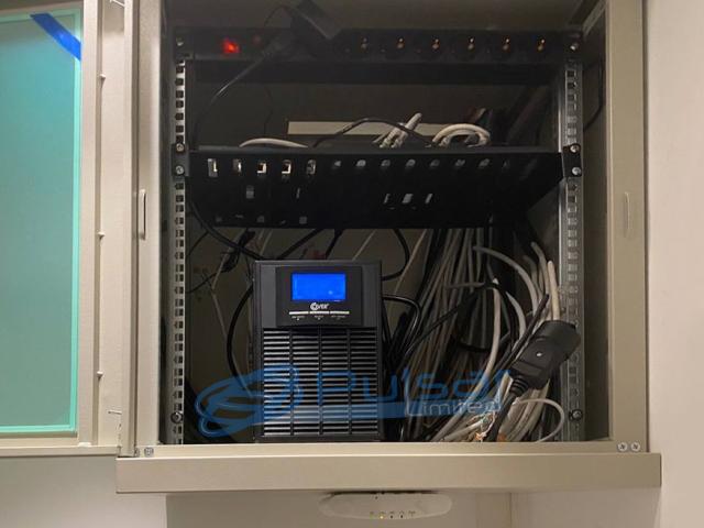 ДБЖ Cover Basic 1K (online, 1000VA/900W) (АКБ 2x12V/9Ah).  Встановлено для безперебійного живлення інтернет роутера.  Потужність 900 Вт, запас енергії в акумуляторах 216 Вт/год